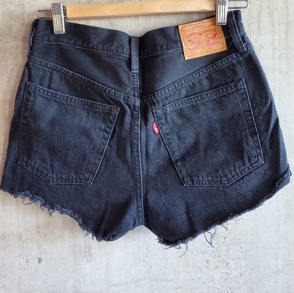 LEVI'S / 501 Jean Shorts in black denim / Size 25 - Picture 3 of 6